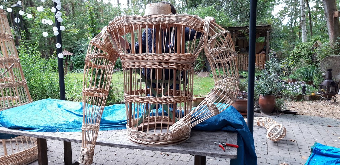 Reuzen maken uit vlechtwerk