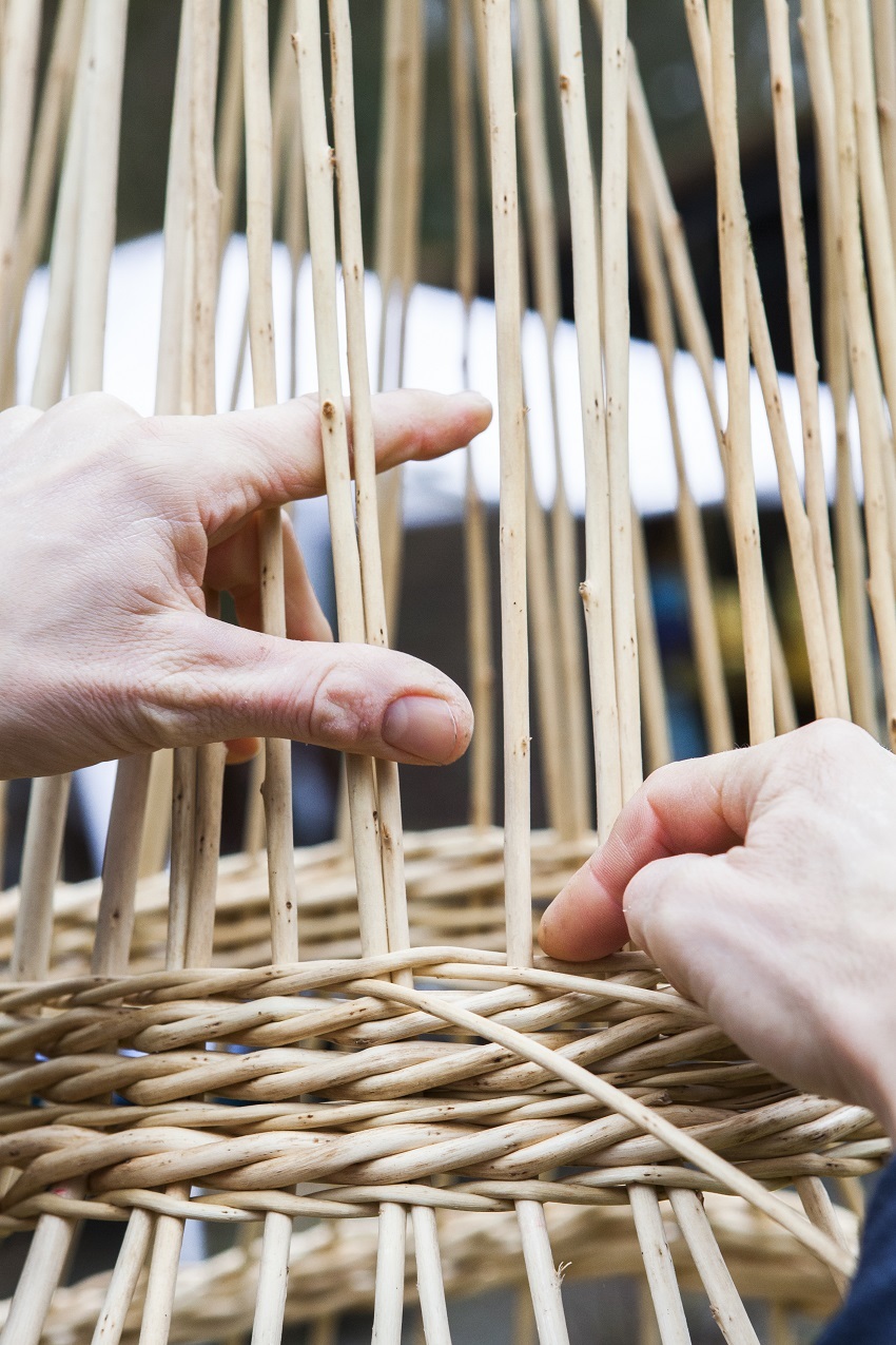 Manden vlechten uit teen