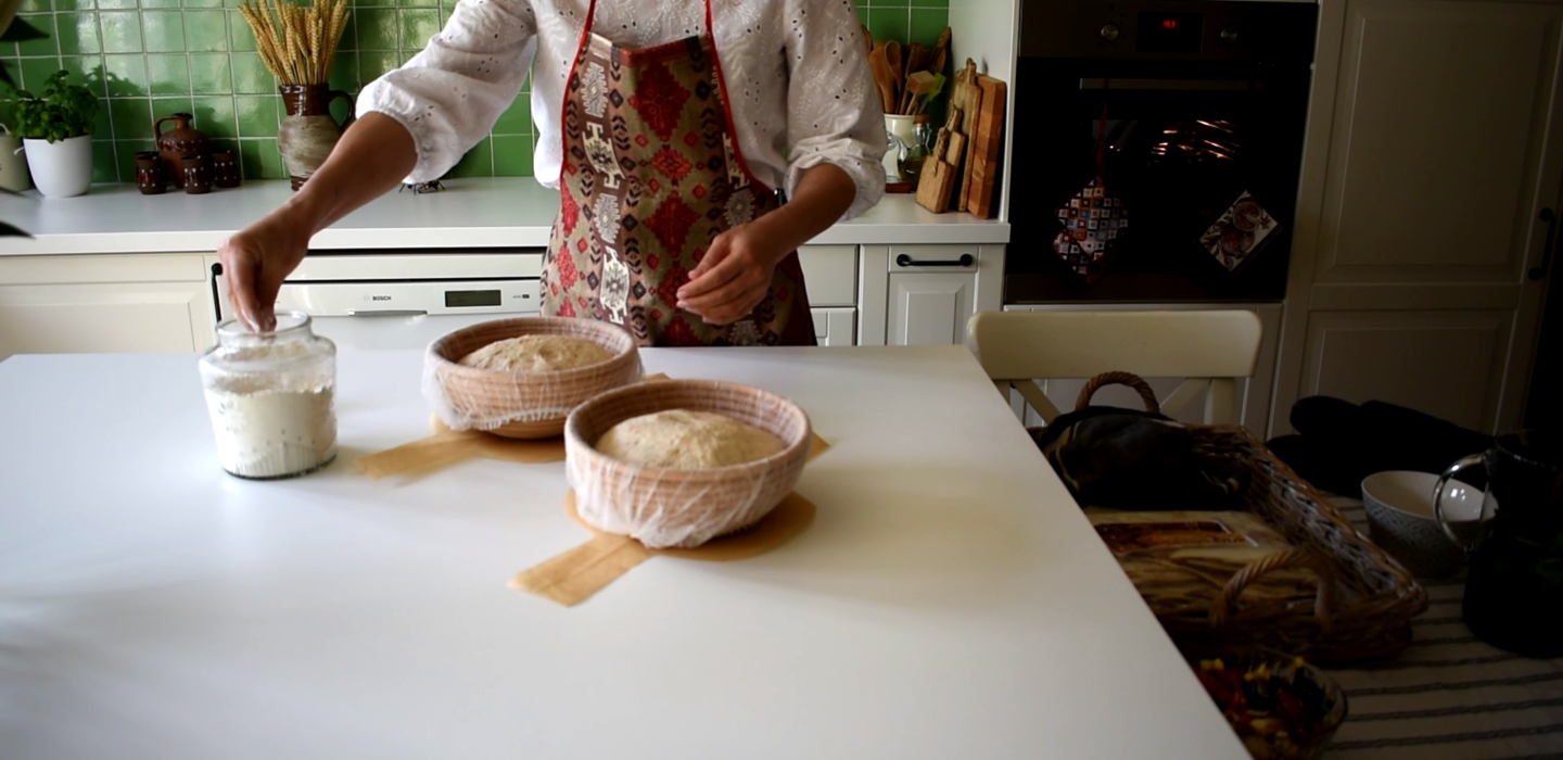 Hobbybakkerdiezuurdesembroodvoorbereidtominteovenen_CollectieBakkerijmuseum