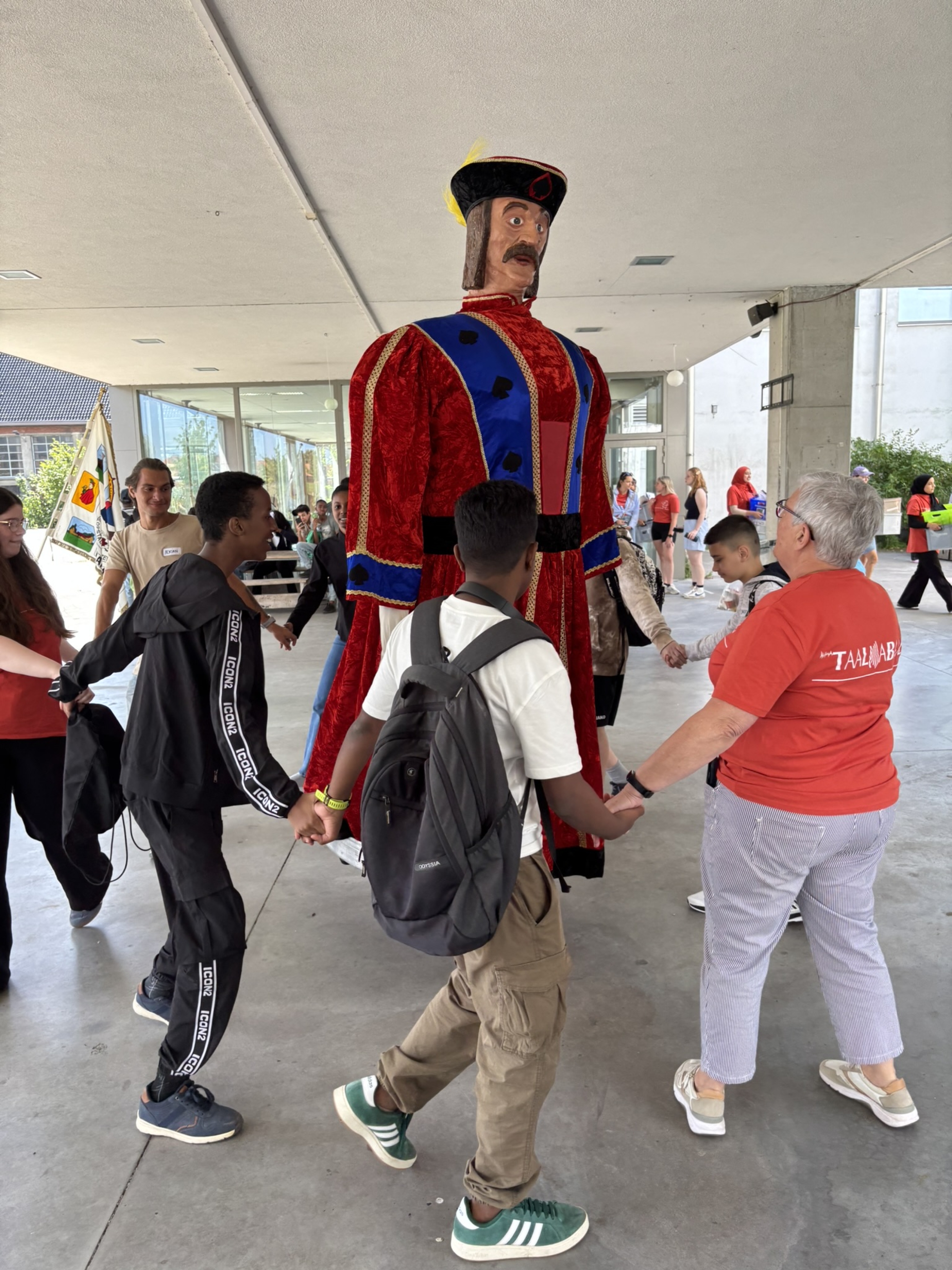 Anderstalige nieuwkomers dansen rond reus