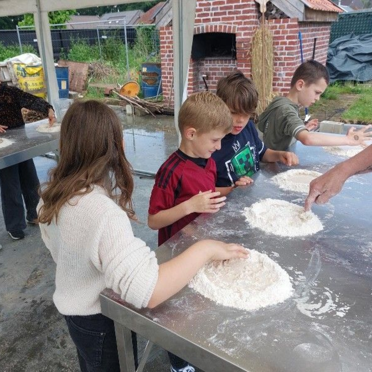 Kinderen aan het werk met bloem